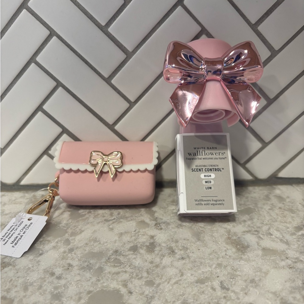 - VIRAL- Bath & Body Works Pink Bows Wallflower Pocketbac Holder Set